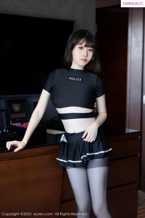   [XiuRen]高清写真图 2023.11.09 No.7637 林悠悠 短裙美腿第3张图片